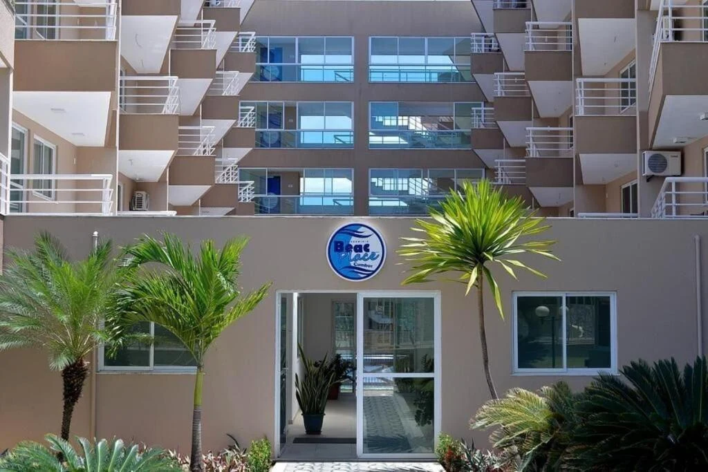 Fachada do Beach Place com a identificação do condomínio sobre a entrada