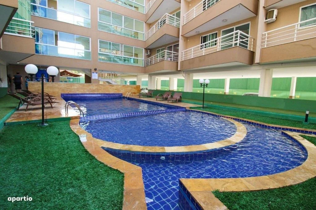 Piscina real do condomínio Beach Place em Cumbuco, com bordas curvas e espreguiçadeiras